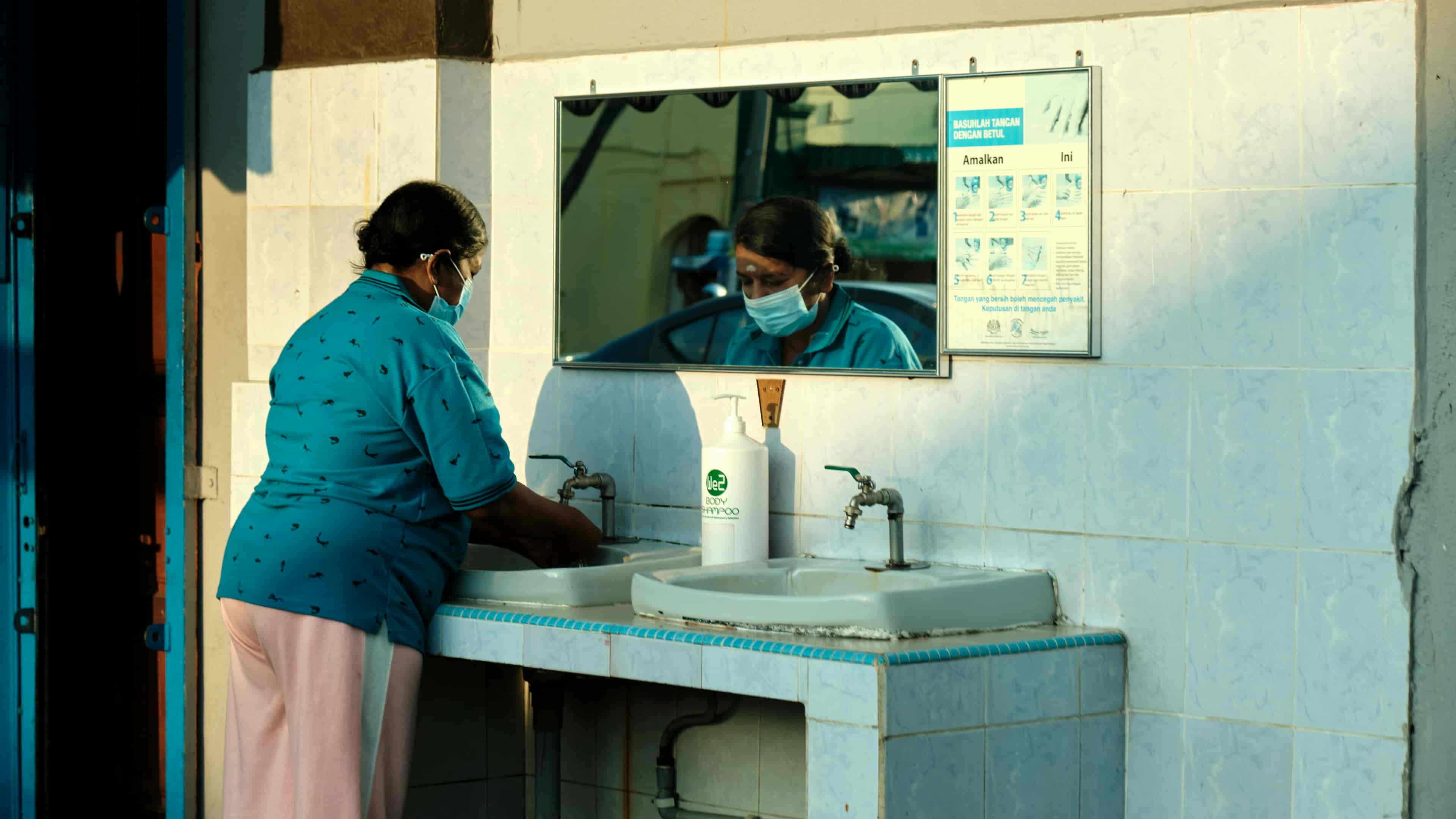 Woman in a mask practices hand hygiene. Photo: © Unsplash